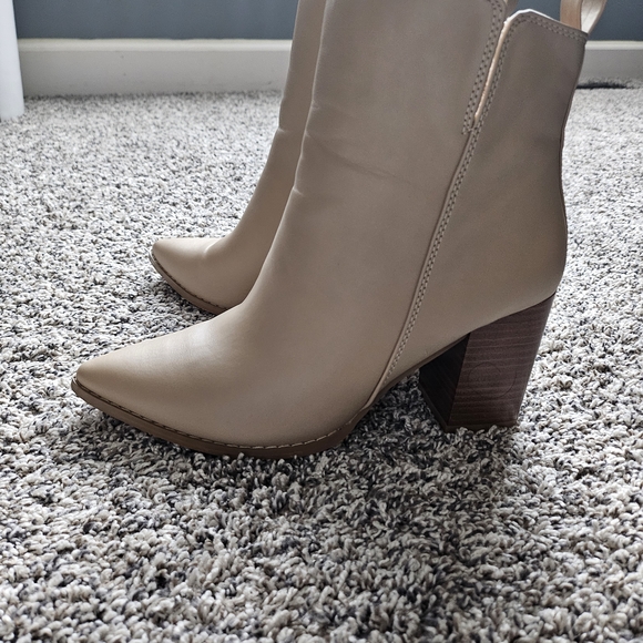 Elegant Tan Ankle Boots - Picture 4 of 4